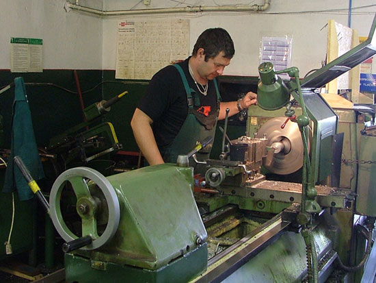 Pörög az eszterga a Hydreknél